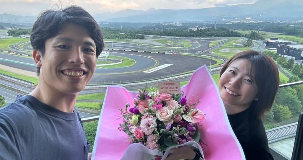 Manželský pár závodníků Aimi Saito a Sho Tsuboi může promotérka F1 Academy Susie Wolff jen tiše závidět