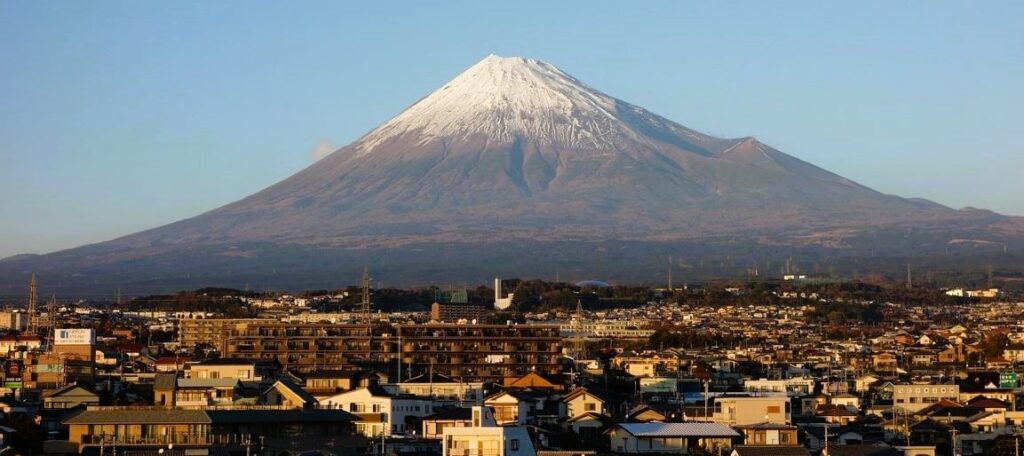 Posvátná hora Fuji tvoří dominantu Japonska. Právě pod ní se rozjíždí nový ročník série Kyojo Cup, která letos přešla na monoposty. Tím ztratila F1 Academy své výlučné postavení jediné ženské formule na světě